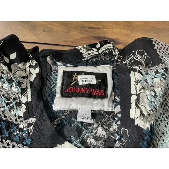 Johnny Was Embroidered Perlette Tie-Back Silk Blouse Short Sleeve Size XS - Picture 4 of 12